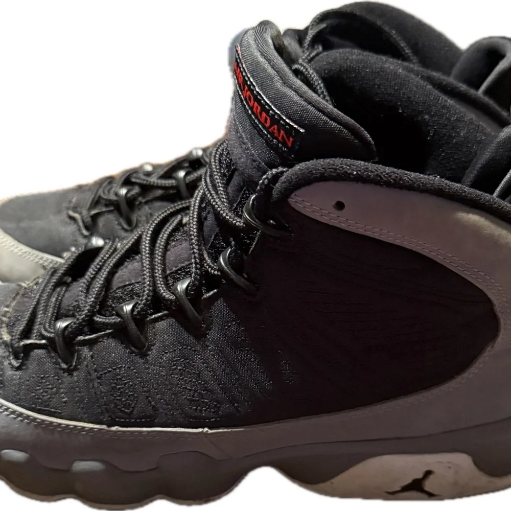 Jordan Men's Black and Gray Athletic Shoes - Picture 3 of 5